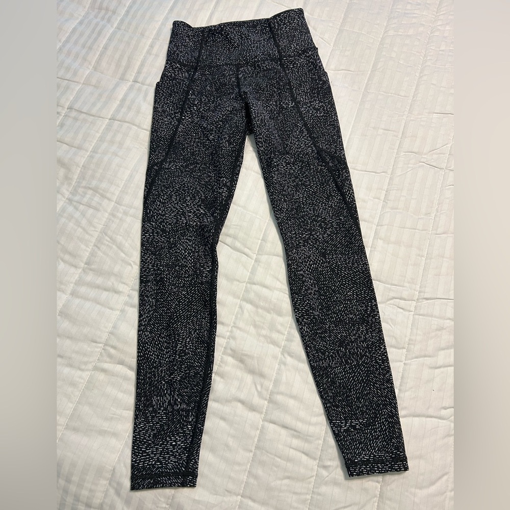 Athleta Black and White Salutation Stash Pocket Tight (54023)